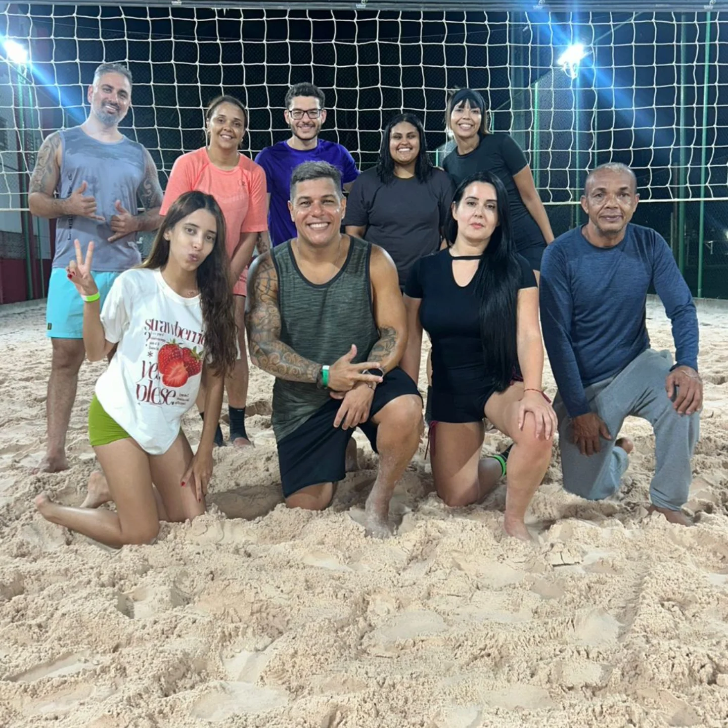 Turma de alunos de futevôlei na areia