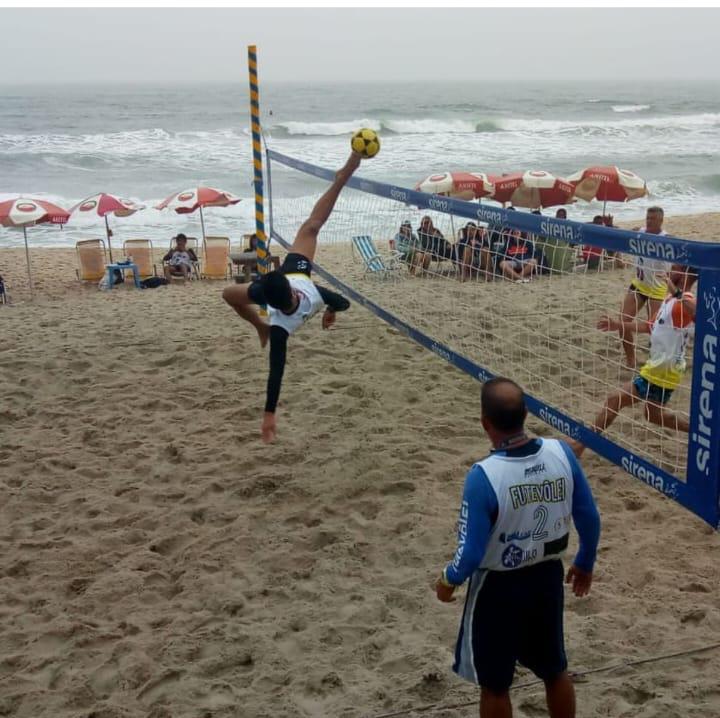 Partida de futevôlei em quadra na praia