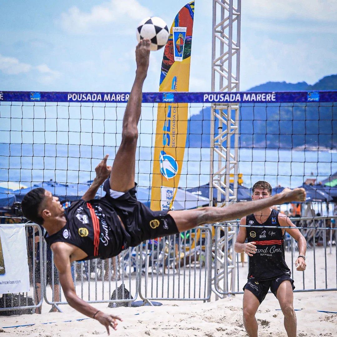 Atleta em lance de bicicleta no futevôlei em Maresias