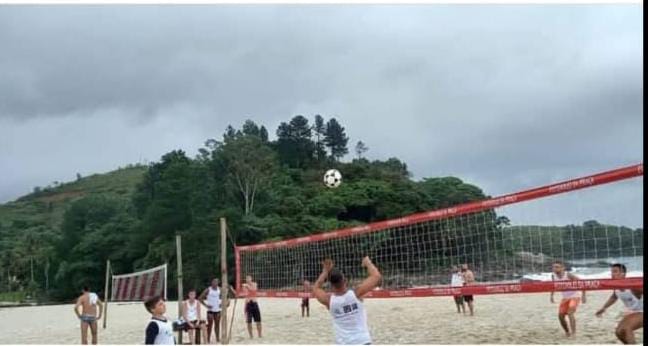 Redes montadas para jogos na praia de Maresias
